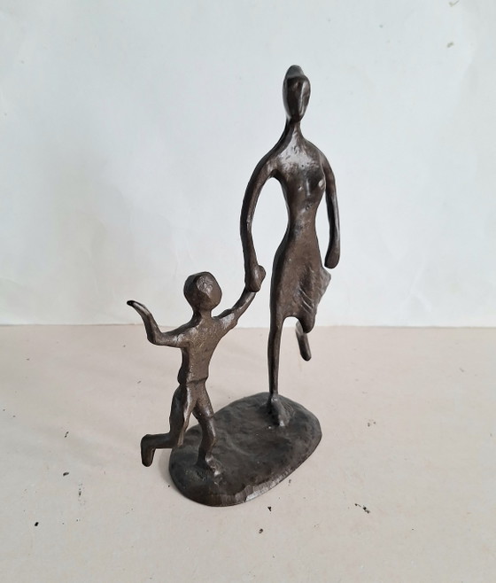 Bodrul Khalique, artista visual. Figurilla de bronce que representa a una madre y su hijo. Año 1978. (photo 5 of 8)