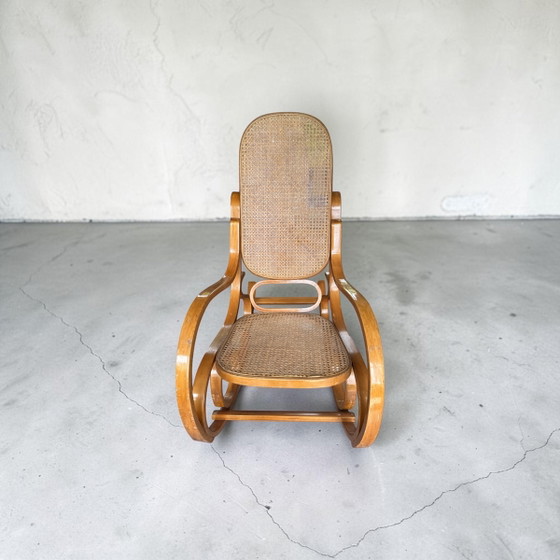 Image 1 of Vintage Thonet-stijl gebogen houten schommelstoel – ca. 1970