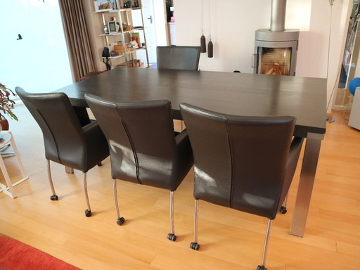 Dutch Design Tisch Seven von Plantagie mit 4 Schalensitzen.