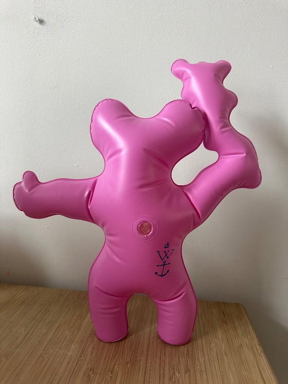 Image 1 of Figura inflable de arte de Grayson Perry