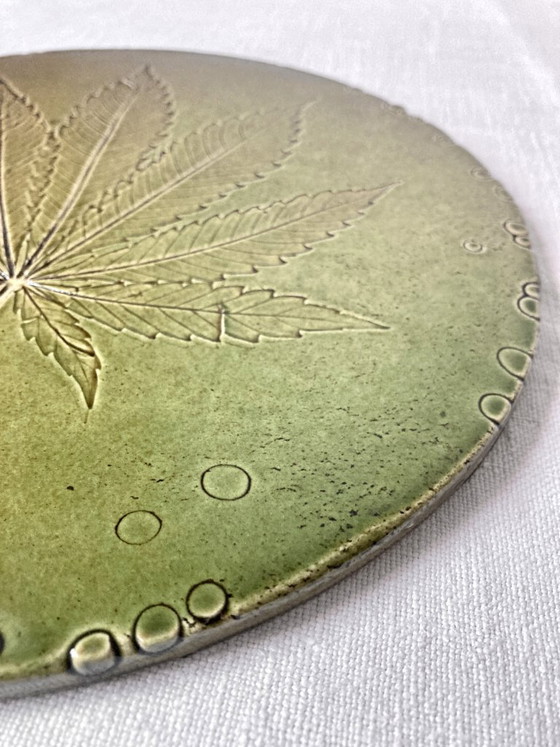 Sottopentola artigianale in ceramica smaltata, impronta di foglia di canapa, Accessori da tavola, Verde (foto 3 di 11)