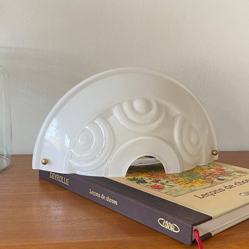 Wandleuchte aus Opalglas, Halbbecken