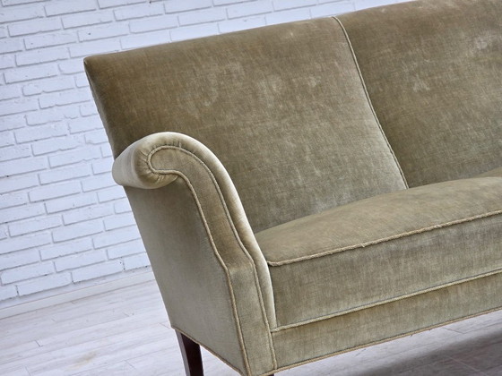 Image 1 of Divano a 3 posti danese degli anni '60, in velluto verde chiaro.