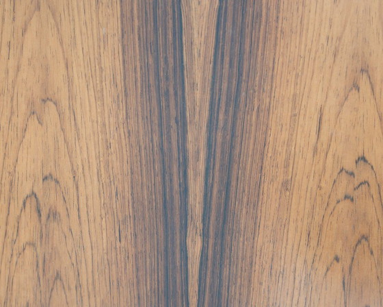 Image 1 of Table basse ronde des années 1970, au grain d'une beauté remarquable.