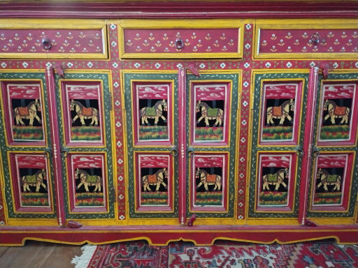 handgeschilderd dressoir uit India, waarschijnlijk gemaakt van mangohout, met traditionele motieven en paardenafbeeldingen