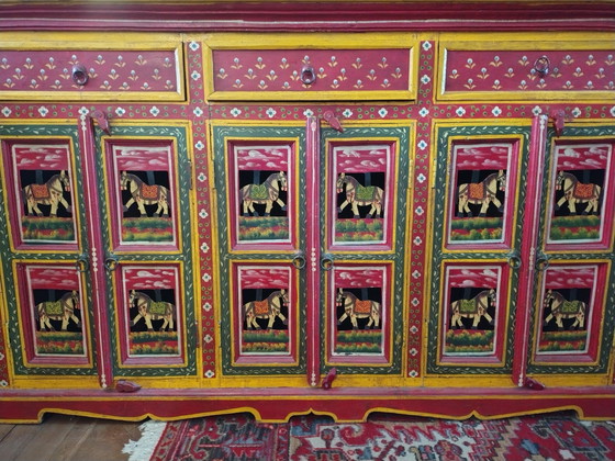 Image 1 of handgeschilderd dressoir uit India, waarschijnlijk gemaakt van mangohout, met traditionele motieven en paardenafbeeldingen