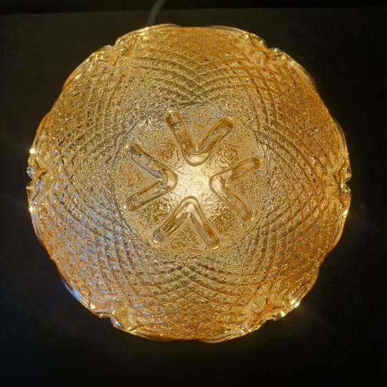 Lampadario vintage di grandi dimensioni color ambra con motivo a rilievo. – Massive, Plafoniere, Plastic (photo 7 of 11)