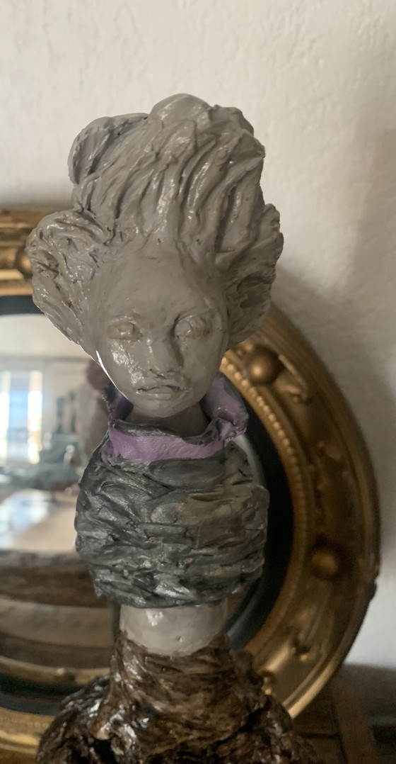 Image 1 of Gemaakt door een vrouw, met behulp van aarde en drijfhout.