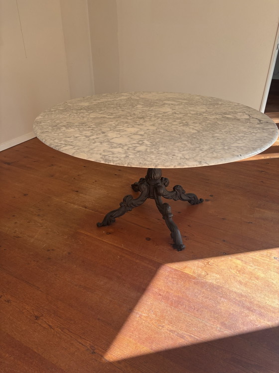 Table de salle à manger ronde en marbre avec pied en fonte – Tables de salle à manger (photo 5 of 8)