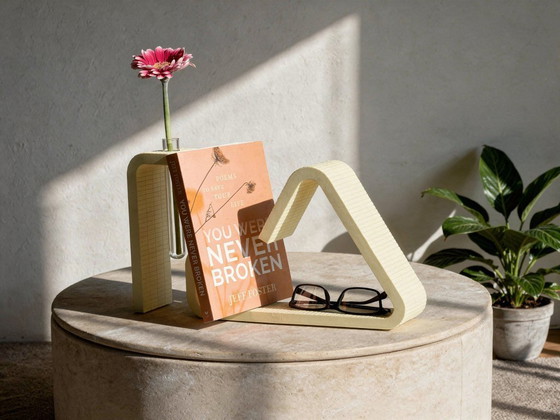 Image 1 of Présentoir à livres imprimé en 3D avec porte-lunettes et vase pour tubes à essai – PLA jaune coquille d'œuf