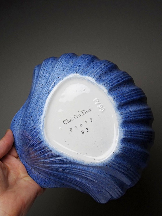 Image 1 of Zeldzame grote vintage Christian Dior sieradenbak uit de jaren 80, gemaakt van keramiek in de vorm van een sint-jakobsschelp.