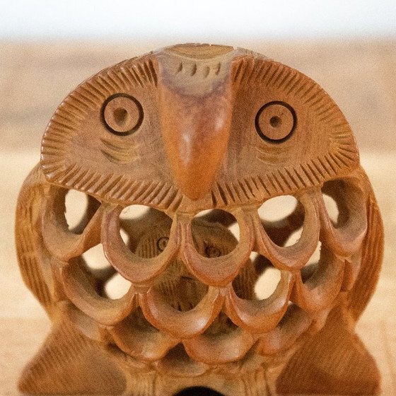 Image 1 of Figura de búho tallada en madera: escultura de ave hecha a mano al estilo del arte popular Jali.