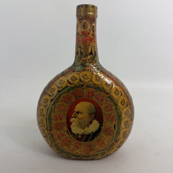 Arte collage, una fiaschetta ricoperta di fascette di sigaro – Bicchieri e caraffe, Carta (photo 3 of 15)