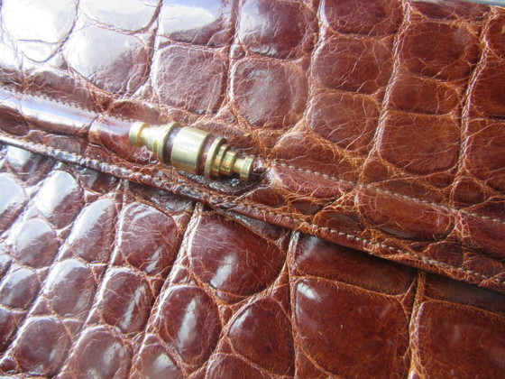 Image 1 of Bolso clásico retro de piel charol marrón oscuro con relieve de cocodrilo, forrado en ante.