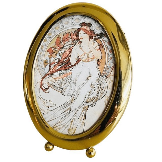 Image 1 of Dipinto Art Nouveau vintage di Alphonse Mucha, cornice ovale in ottone con marchio The Arts Music Hallmark, anni '60
