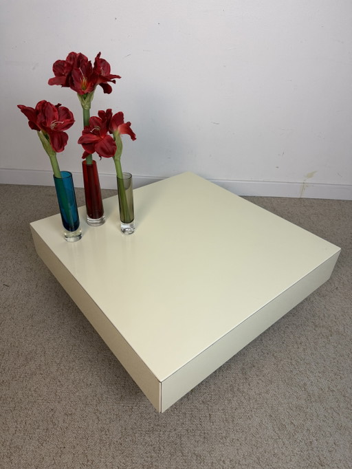 Mesa de centro lacada en blanco: diseño minimalista de los años 70/80.