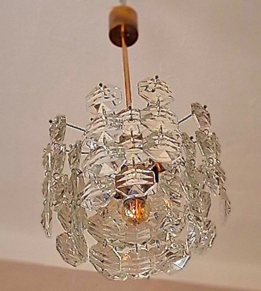 Kinkeldey kroonluchter met drie niveaus, uitgevoerd in messing en gefacetteerd glas, jaren 1960.