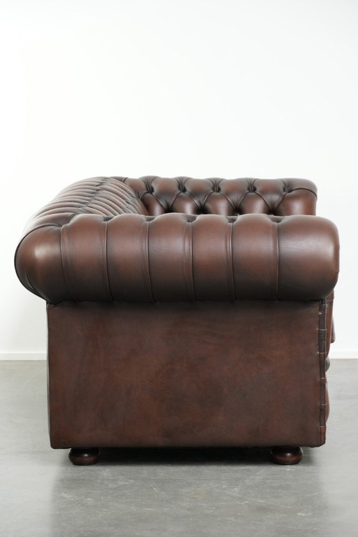 Wunderschönes Chesterfield-Sofa im englischen Stil, 2-Sitzer aus Rindsleder in einem schönen, zeitlosen Braunton.