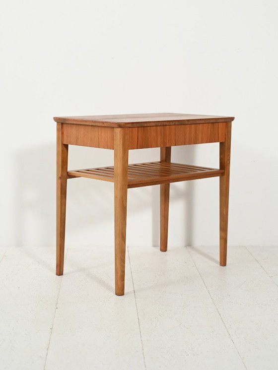 Image 1 of Mesita de noche escandinava con estante de listones