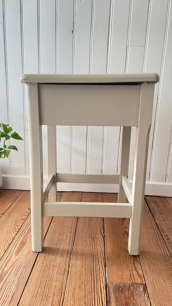 Image 1 of Sgabello vintage in legno verniciato beige