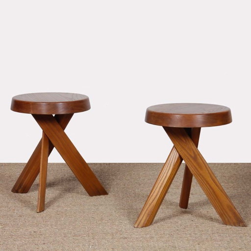 Coppia di sgabelli in olmo disegnati da Pierre Chapo, modello S31, 1980.
