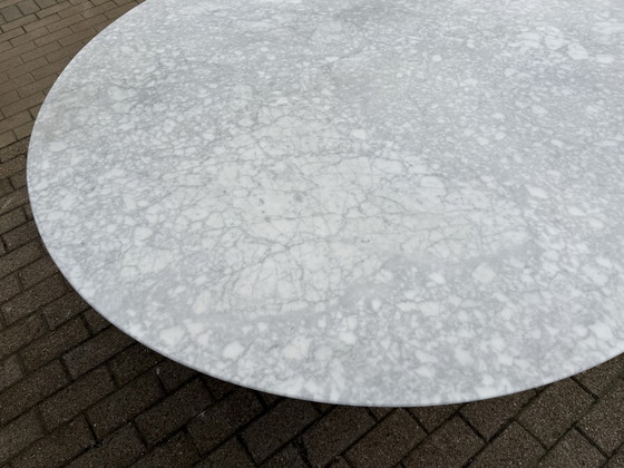 Image 1 of Original round Knoll Tulip dining table 137cm in Carrara marble, Eero Saarinen