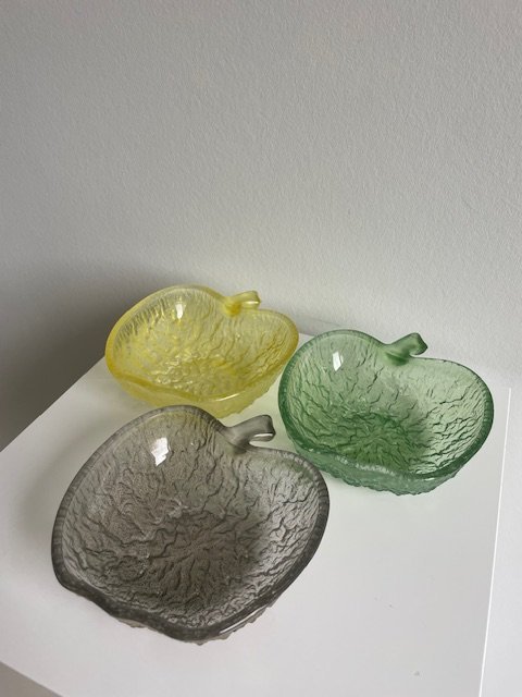 Image 1 of 3 X bols en verre vintage en forme de pomme de Covetro Italia