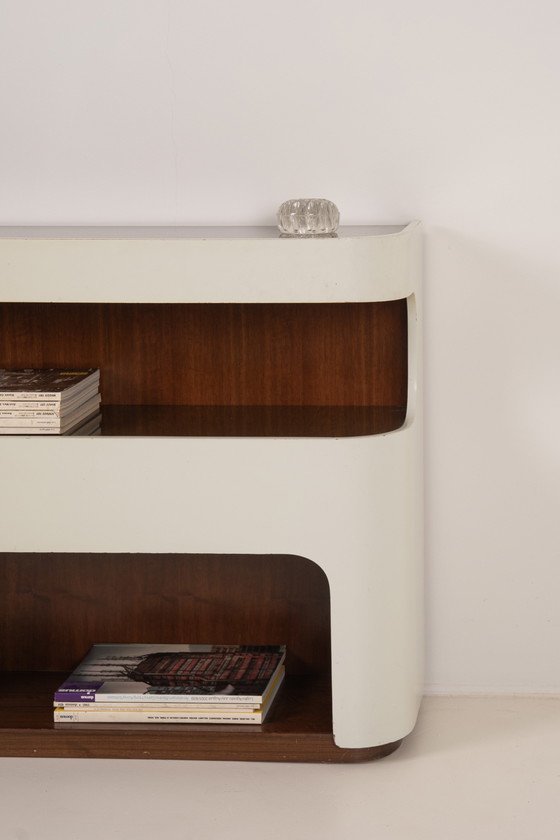 Image 1 of Consolle italiana in stile Space Age con ripiani a giorno curvi.