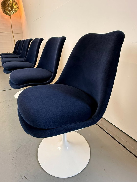 Image 1 of 6 sedie Seat Side rivestite in velluto blu, disegnate da Eero Saarinen per Knoll nel 1970.