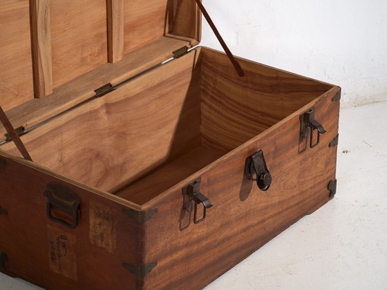 Antique Japanese camphorwood trunk - Meiji Period (c. ) #76 – Storage cabinet, Metal (photo 26 of 40)
