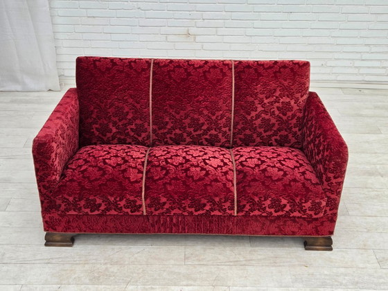 Image 1 of Deense driezitsbank uit de jaren 50, bekleed met velours en eikenhout.