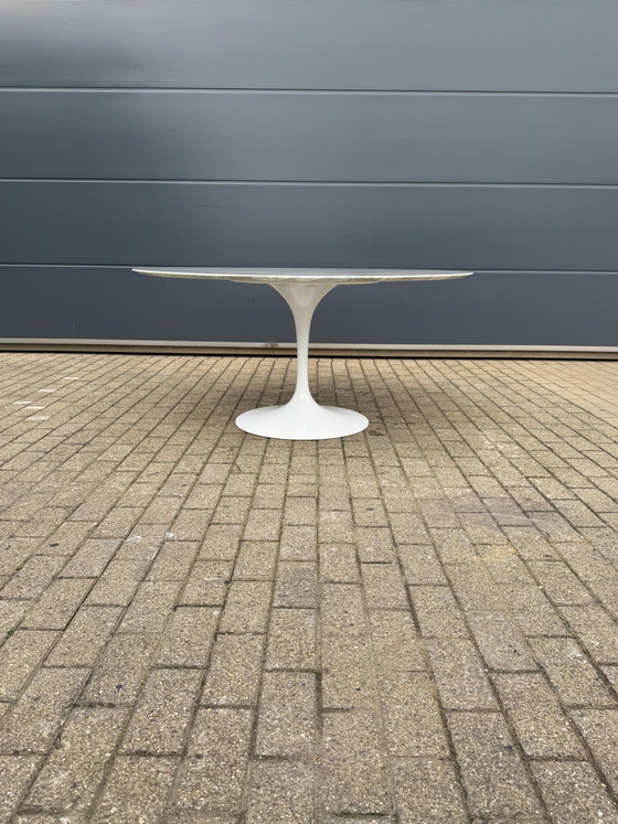 Image 1 of Originele ronde Knoll Tulip eettafel (152cm) Carrara marmer
