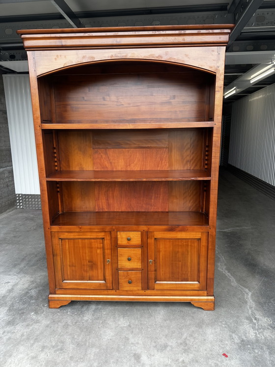 Image 1 of Bibliothèque en merisier massif à éclairage intégré - fabrication XX e siècle 