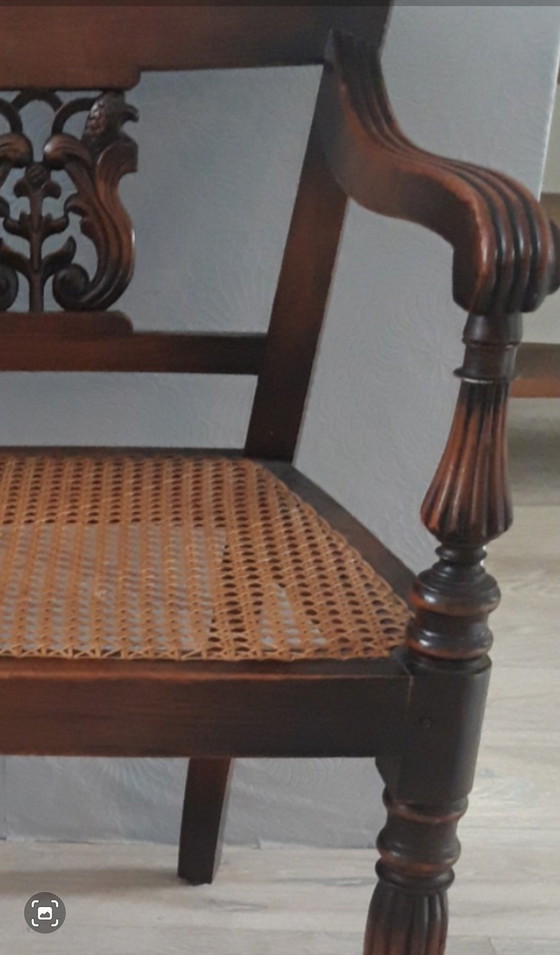 Image 1 of Fantastica poltrona Hollywood Regency "Bauer International" in mogano con seduta in cinghie.