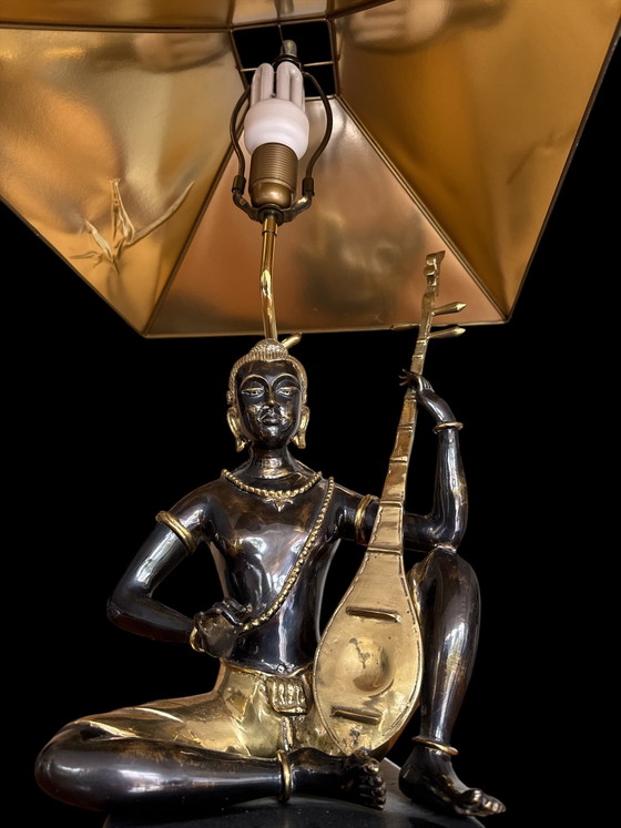 Image 1 of Bronzestatuenlampe im Stil der Mitte des 20. Jahrhunderts mit goldfarbenem Schirm