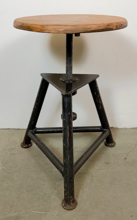 Taburete giratorio industrial negro de taller, años 60 – Sillas giratorias, Hierro (photo 3 of 16)