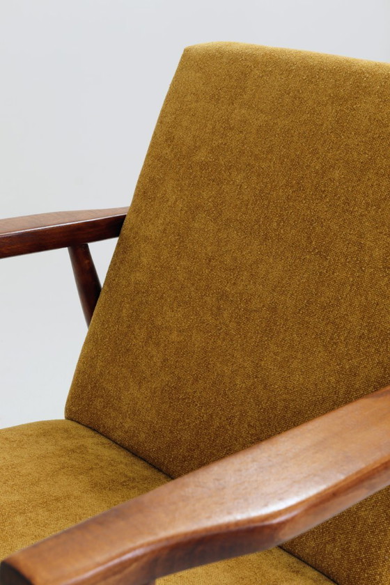 Image 1 of Poltrona vintage modello B-7727, tessuto giallo oro, restaurata, Polonia, anni '70