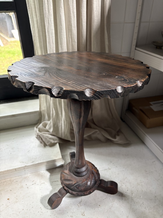 Image 1 of Vintage Spaanse Brutalistische Driepoot Set – Jaren '60 (2 Stoelen + Tafel)
