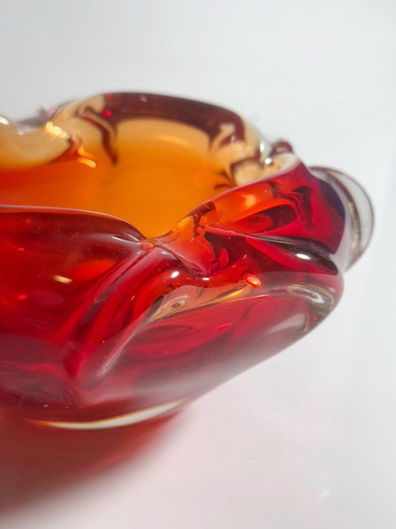 Asbak van glas in Boheemse stijl, rood en oranje, Tsjechoslowakije, circa jaren 60. – Schalen, Murano Glass (photo 5 of 6)