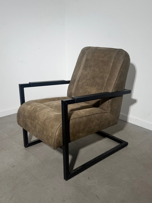 Industriële loungestoel – Taupekleurige bekleding en zwart metalen frame – fauteuils