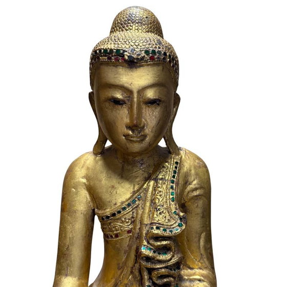 Antigua Estatua de Buda Mandalay Birmana – Madera Dorada con Mosaico de Vidrio – Bhumisparsha Mudra – c. (photo 10 of 10)