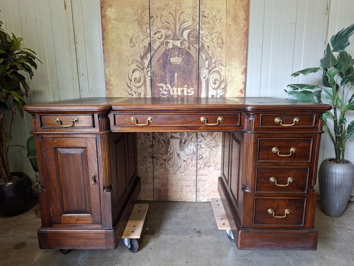 Bureau anglais classique, table à écrire, tablier avec incrustation de cuir dim. 155x85cm et 80cm de haut.