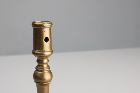 Image 1 of Candelero francés antiguo de cobre de la Alta Época, principios del siglo XVII