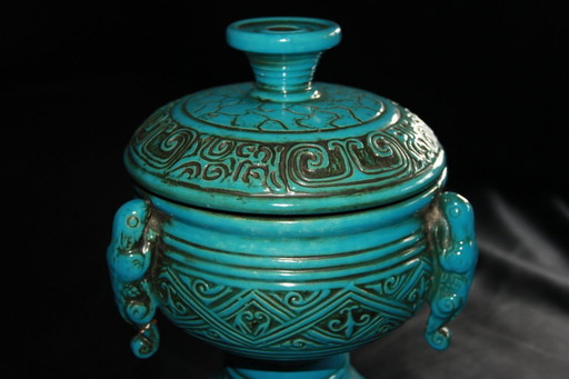 Urna vintage de cerámica Jasba sobre pie - azul turquesa con decoración en relieve - Diseño de mediados de siglo