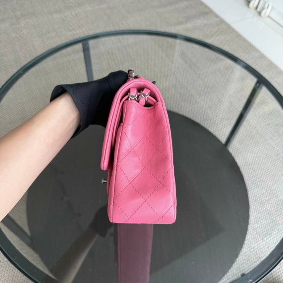 Image 1 of Borsa Chanel Classic Flap Medium - 25 cm in pelle di agnello trapuntata rosa chiaro con finiture argentate, serie 16