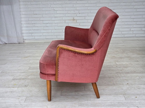 Image 1 of Schwedisches 2-Sitzer-Sofa aus den 1970er Jahren, rosa Möbelvelours, Buchenholz.