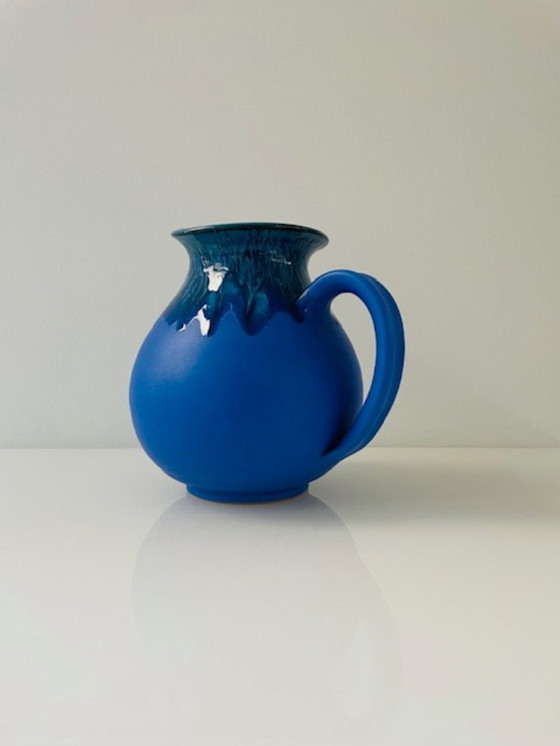 Image 1 of Pichet en céramique bleu cobalt à glaçure expressive