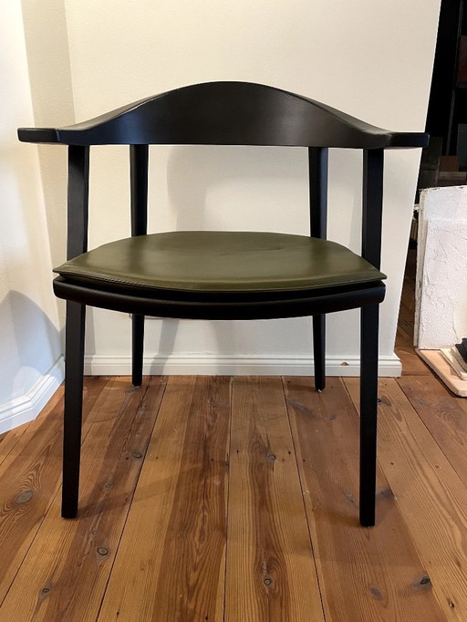1x Bassam Fellows Mantis Chair