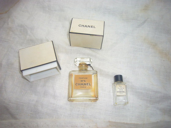 Flacone originale vintage di profumo Chanel n. 5 degli anni '60 (quasi vuoto, ma ancora profumato) e una (photo 5 of 8)