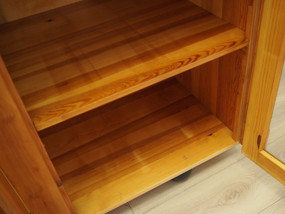 Image 1 of Vitrine en pin, design danois, années 1980, production : Danemark